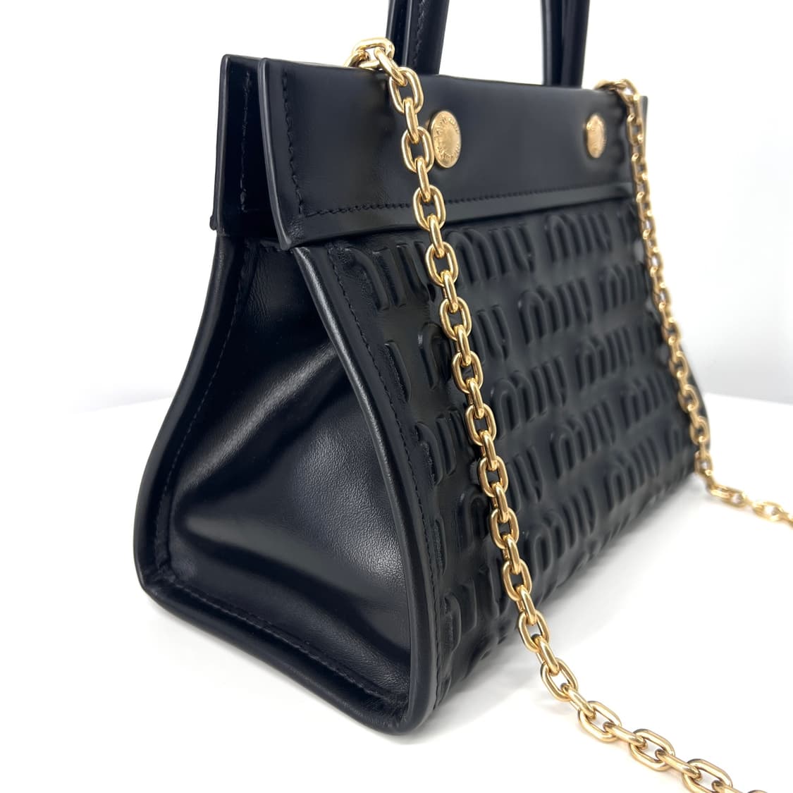 미우미우 엠보싱 로고 레더 토트백 & 숄더백 블랙 (5BA243) 상품이미지6