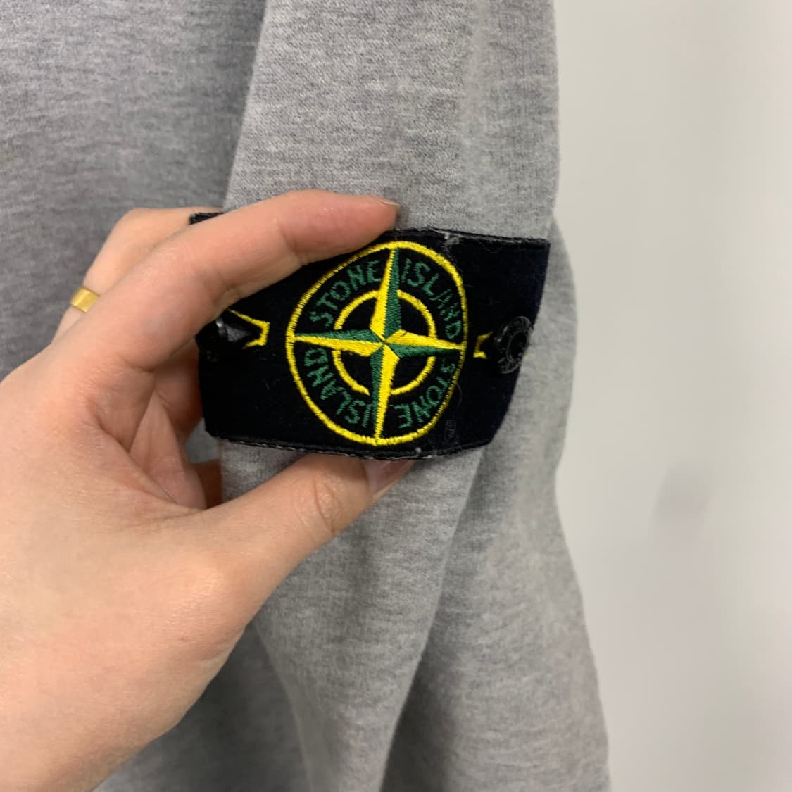 스톤아일랜드 와펜 그레이컬러 스웻셔츠 맨투맨 상품이미지3