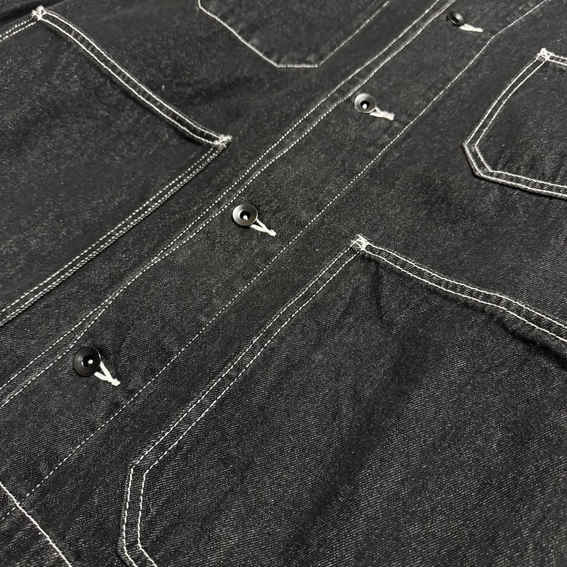 센스오브플레이스 블랙컬러 워시드 4포켓 데님 커버올 자켓 상품이미지4