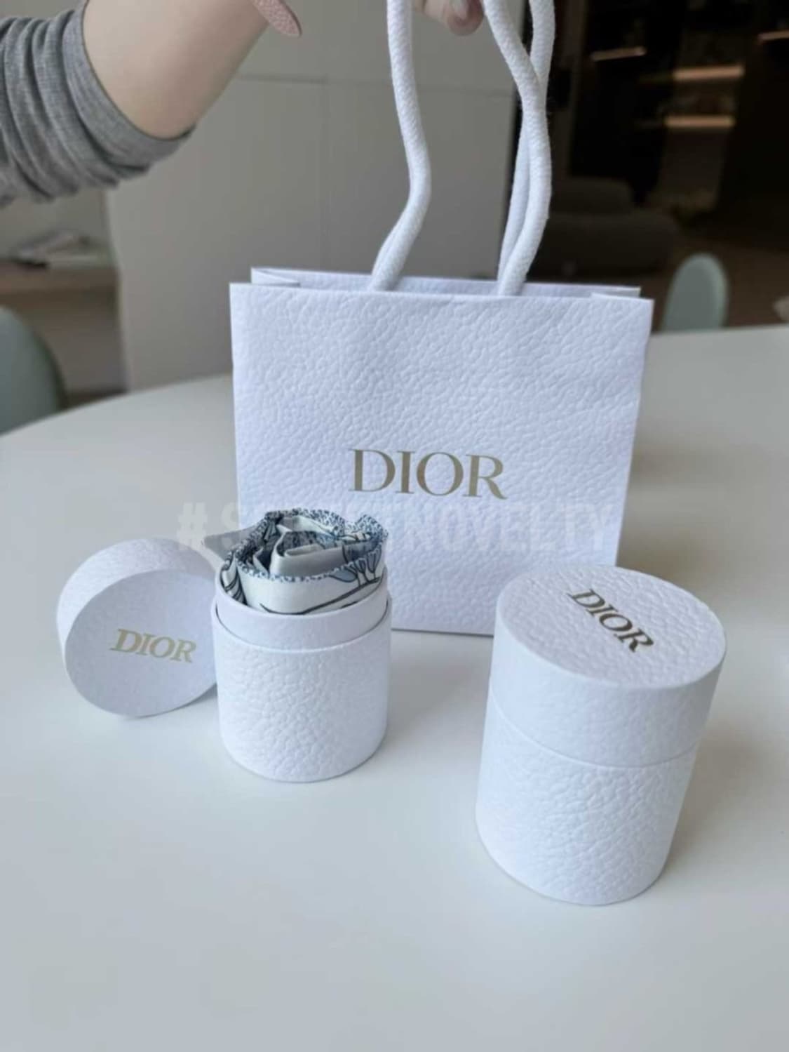 디올 실크 방도 스카프 풀박스 풀박스  상품이미지1