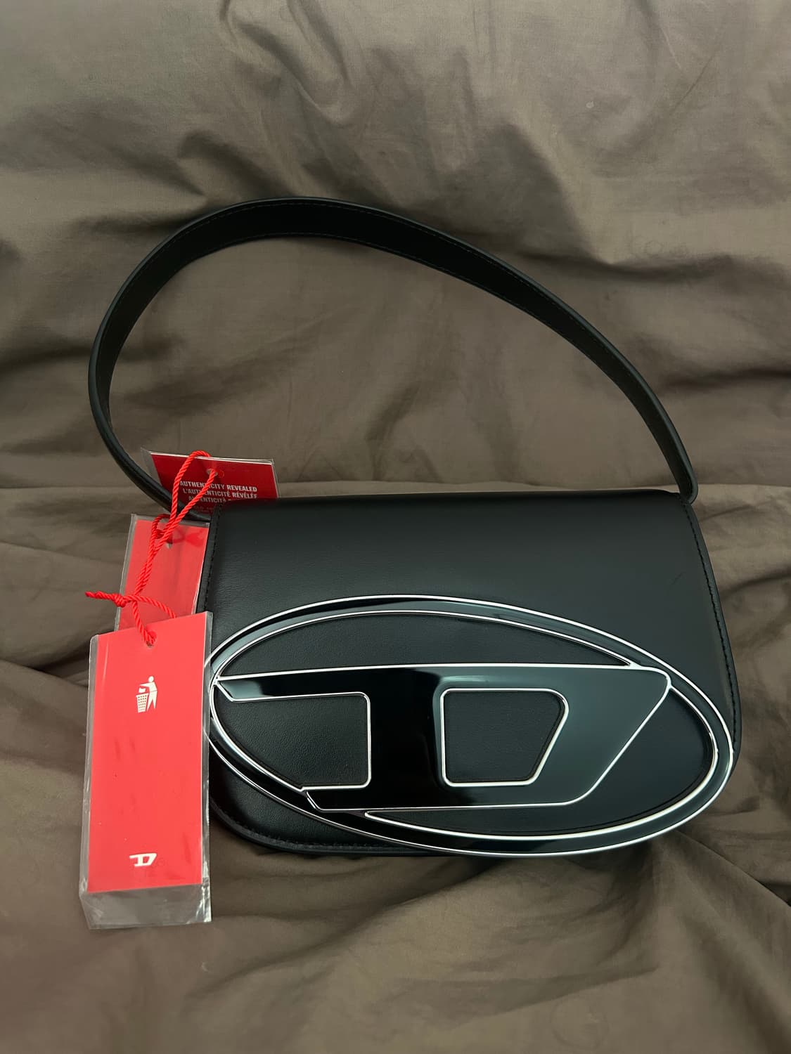 디젤 1DR 백 블랙 색상 가방입니다 실착 몇 번안한제품이에요!   상품이미지2