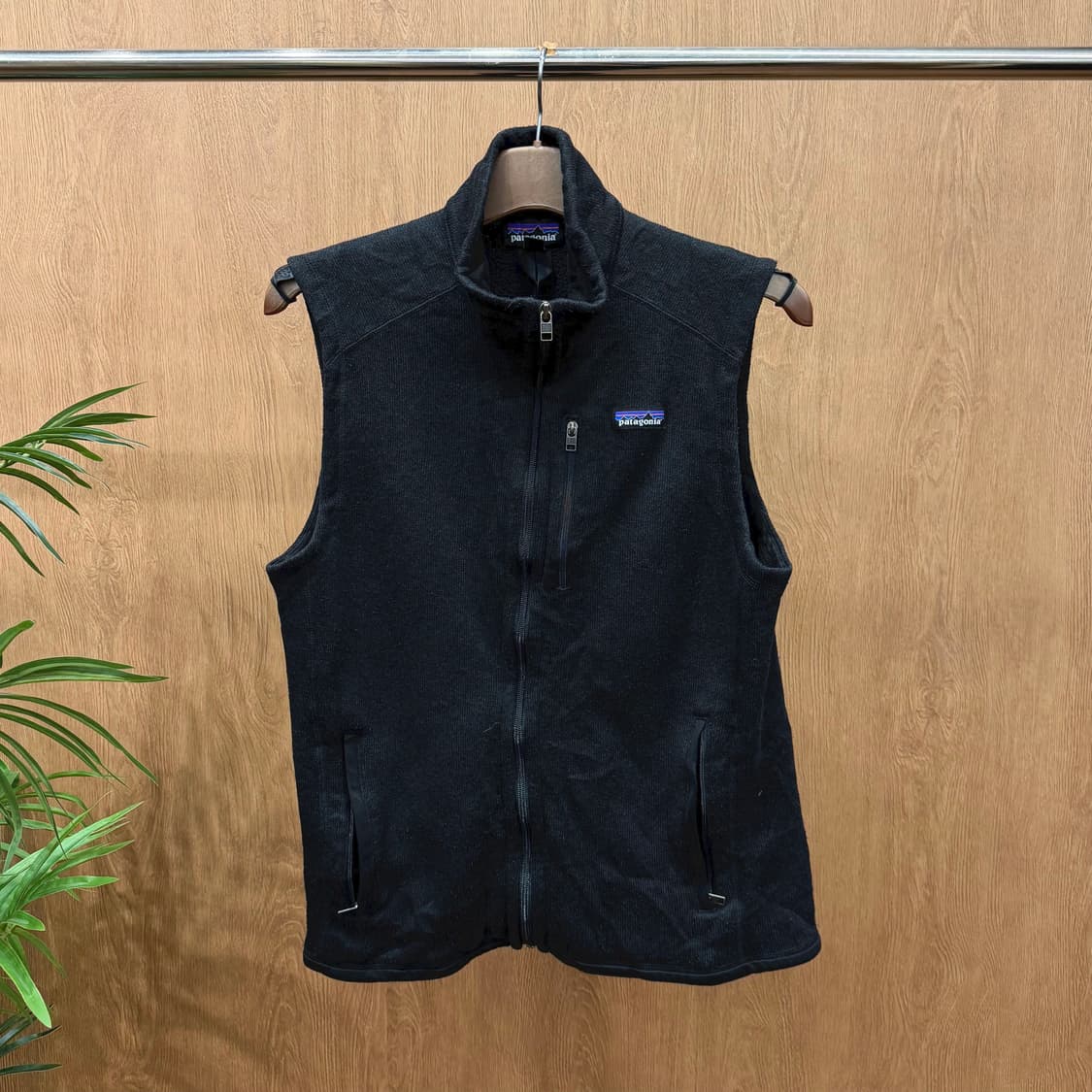 파타고니아 하이넥 플리스 베스트 집업 로고 패치 디테일 슬림핏 블랙 상품이미지1