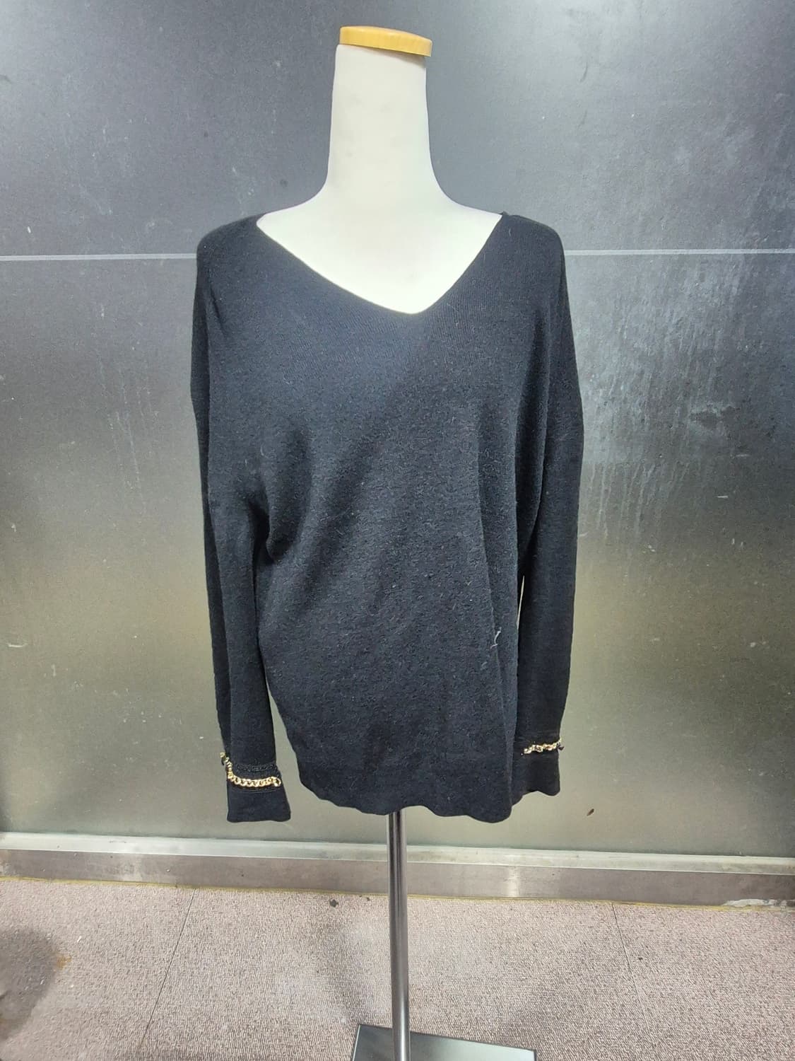 블랙 색상의 V넥 니트 상품이미지1