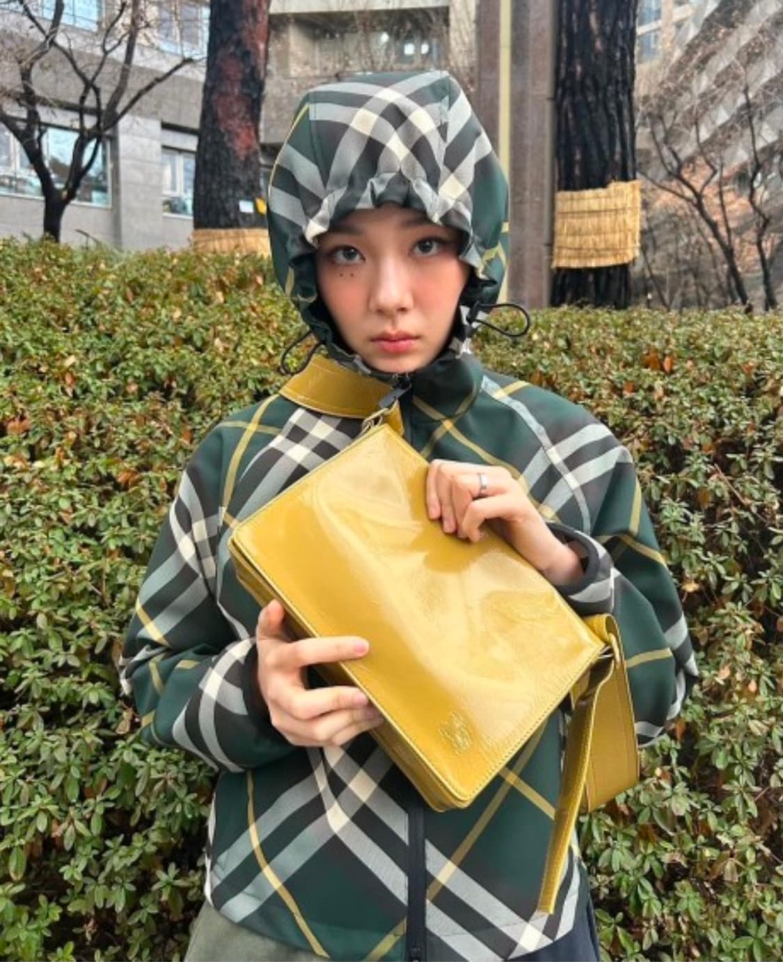 버버리 트렌치 레더 크로스바디백 상품이미지1