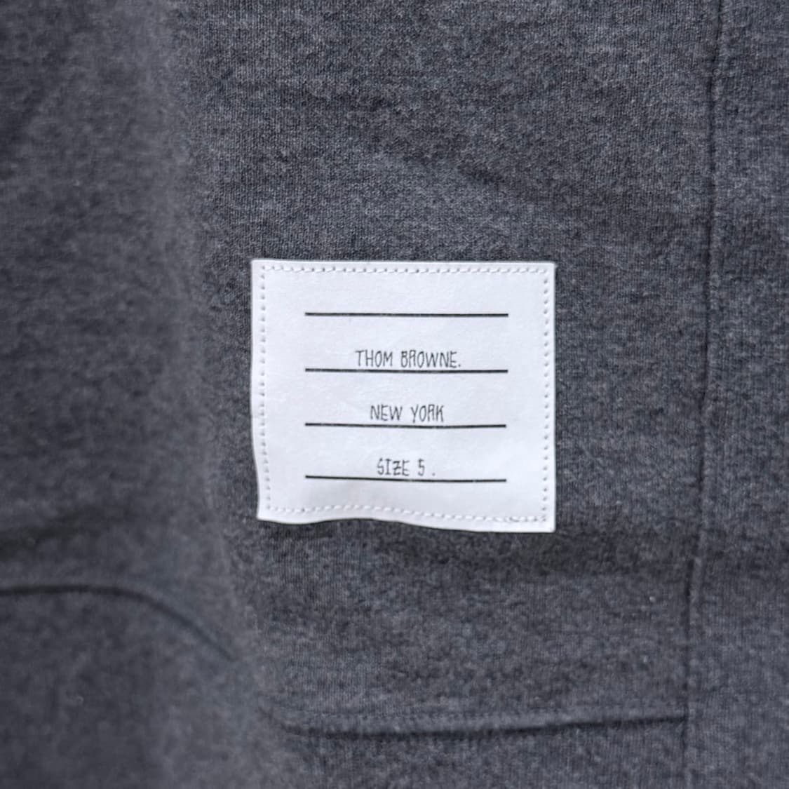 [S+급/5] 톰브라운 사선완장 맨투맨 차콜 상품이미지7