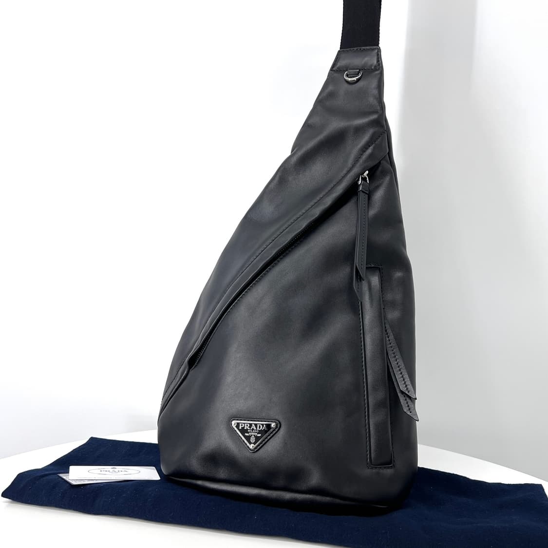 프라다 삼각로고 레더 슬링백 백팩 블랙 (2VZ092) 상품이미지2