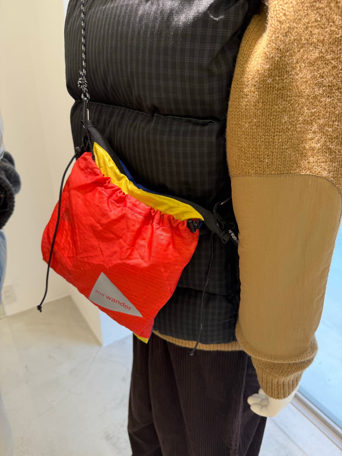 앤드원더 크로스 백 오사카 미나미센바점  텍 달린 새상품 앞에는 빨강 뒤 상품이미지2