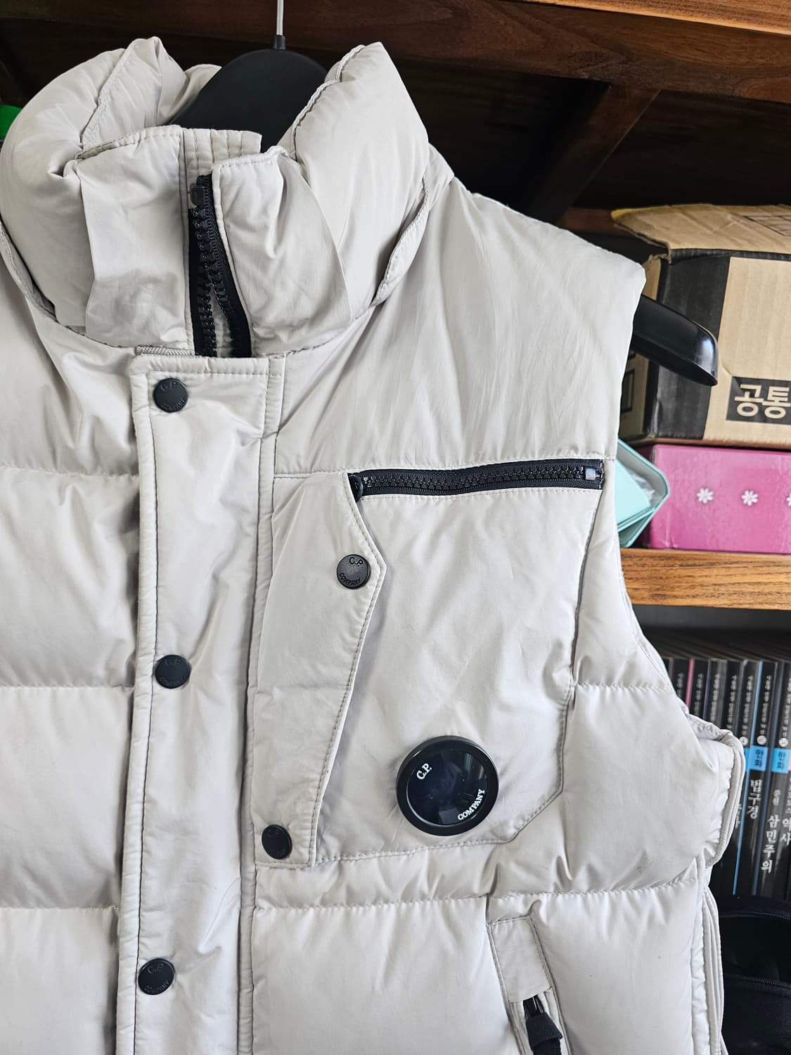 60만 구매 CP컴퍼니 패딩 조끼 100 아이보리 정품 씨피 베스트 상품이미지3