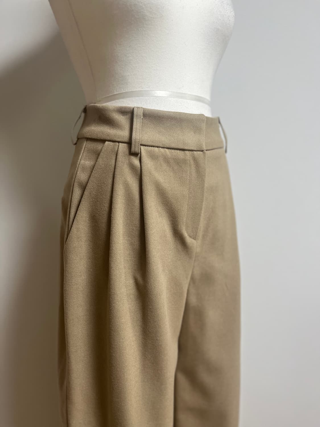 [새상품] 르베이스먼트 핀턱 슬랙스 상품이미지3