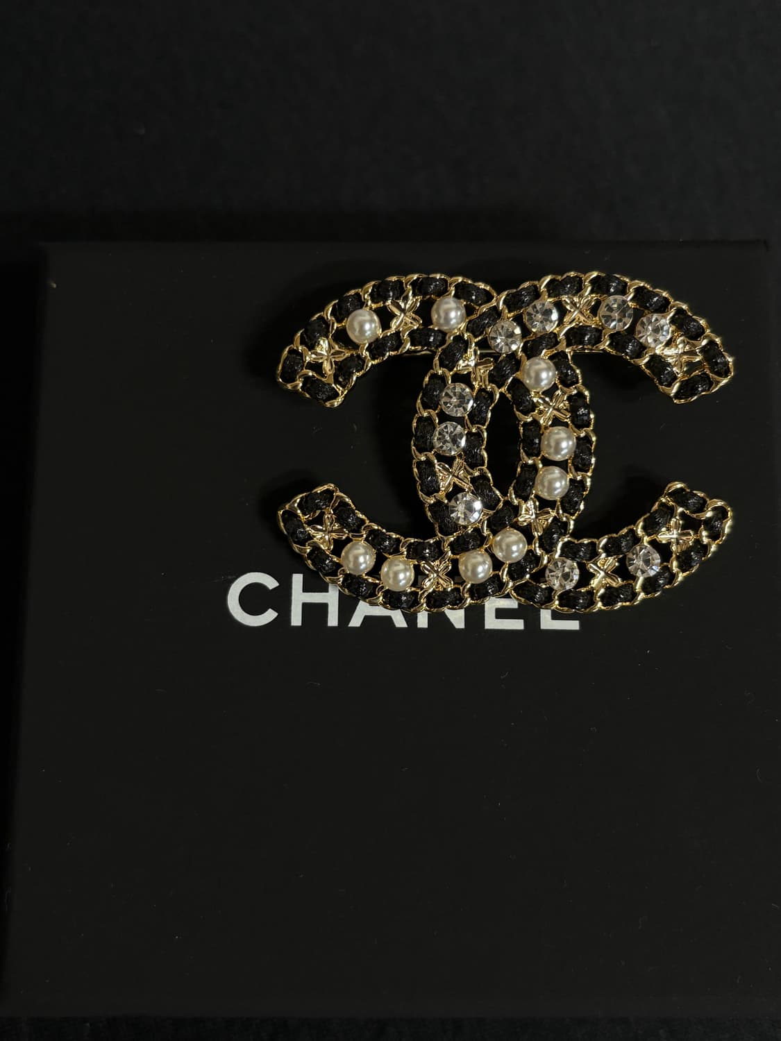샤넬 정품 cc로고 업사이클링 레더 크리스탈 브로치 상품이미지2
