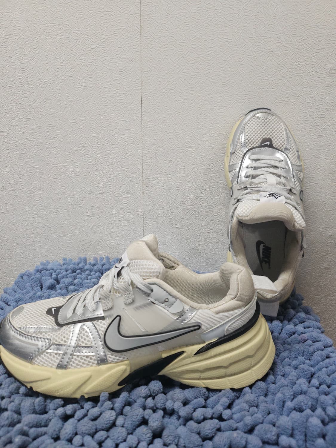 나이키 V2K 런 퓨어 플래티넘 라이트 아이언 오어 235 상품이미지1