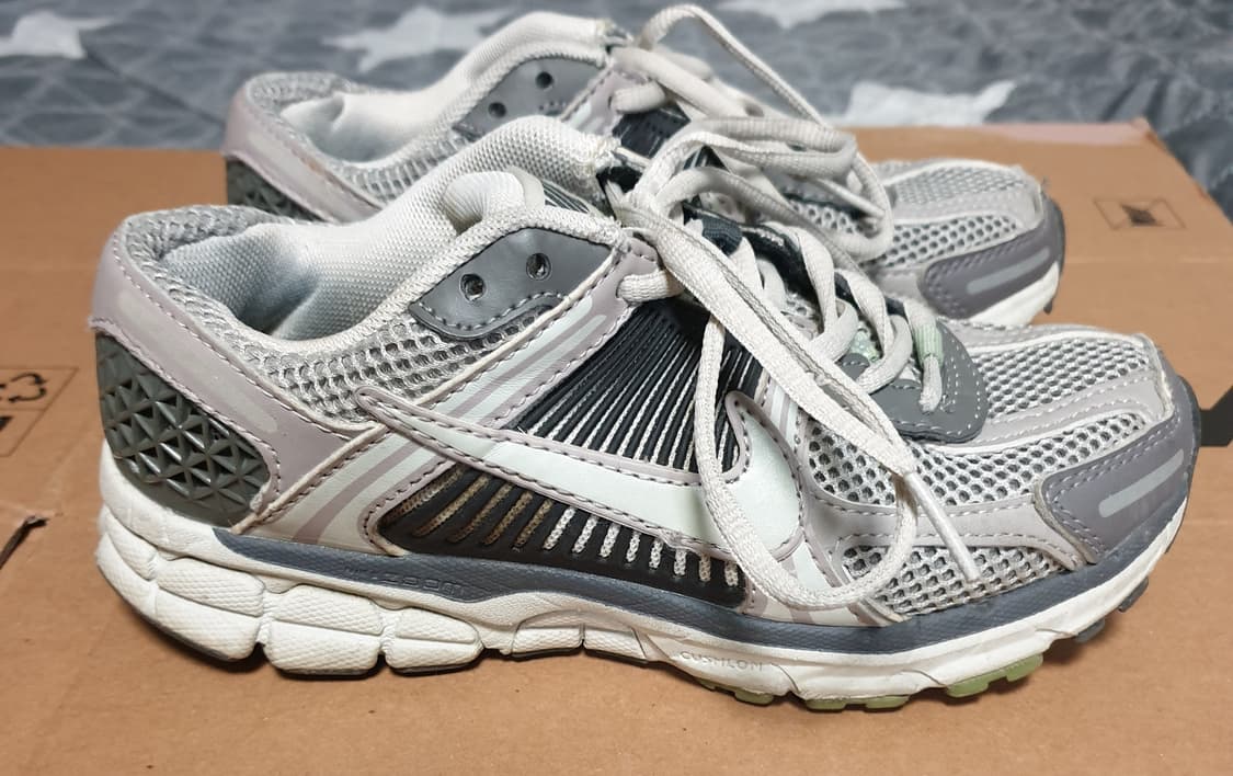 나이키 줌보메로5 코블스톤&플랫퓨어 스니커즈 (225) 상품이미지1