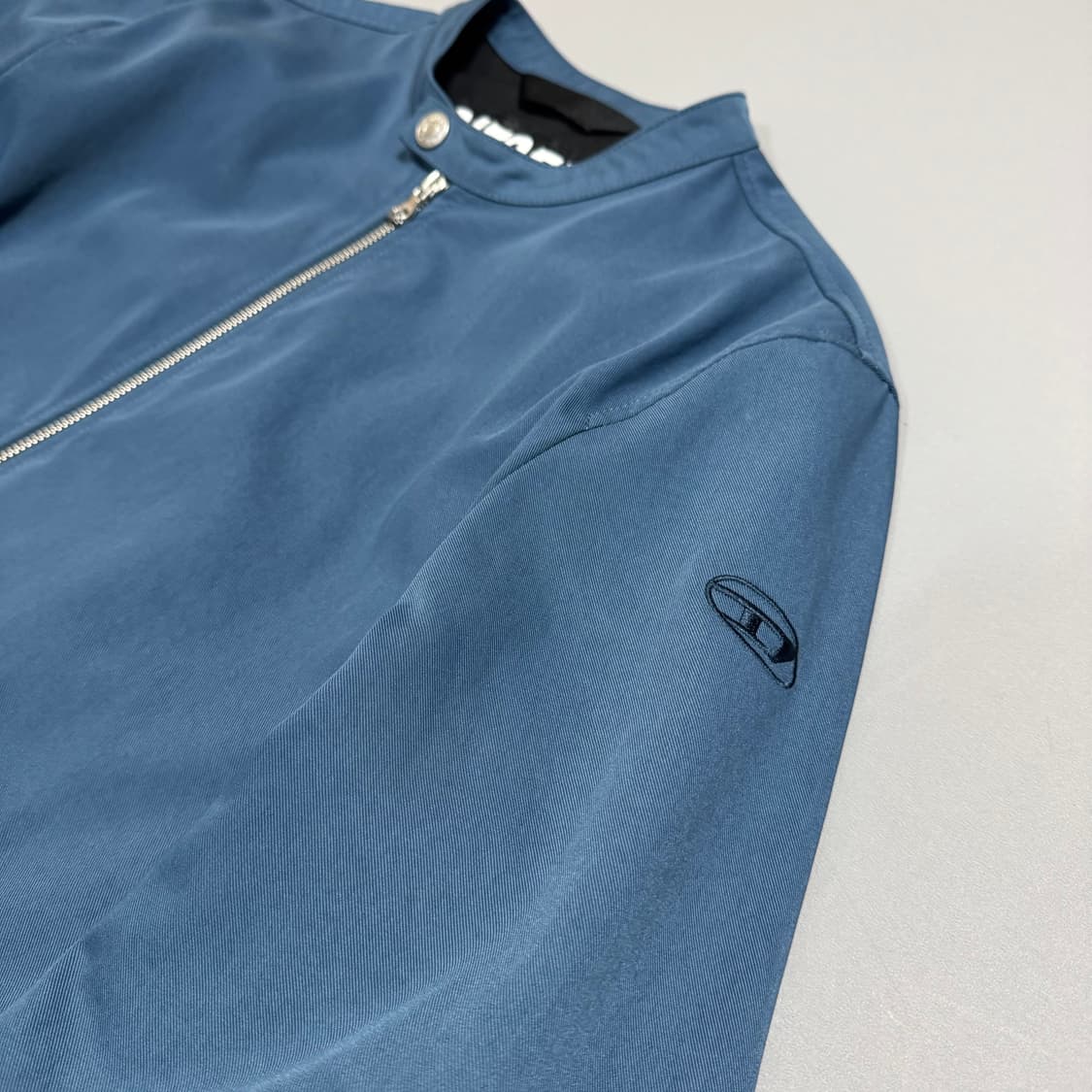 디젤(DIESEL) 블루 슬리브 서클로고 가공 나일론 글로리 라이더 자켓 상품이미지4