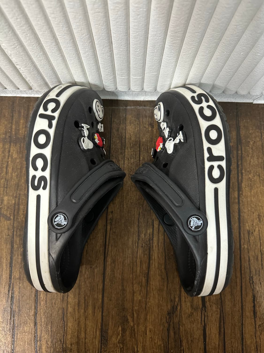 크록스 스누피 블랙 235-240 상품이미지4