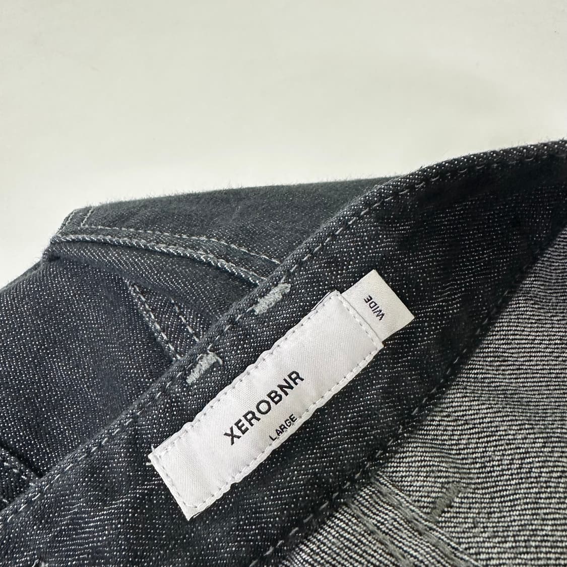 L XEROBNR 블랙워시드 와이드핏 투턱 인디고 데님팬츠 상품이미지2