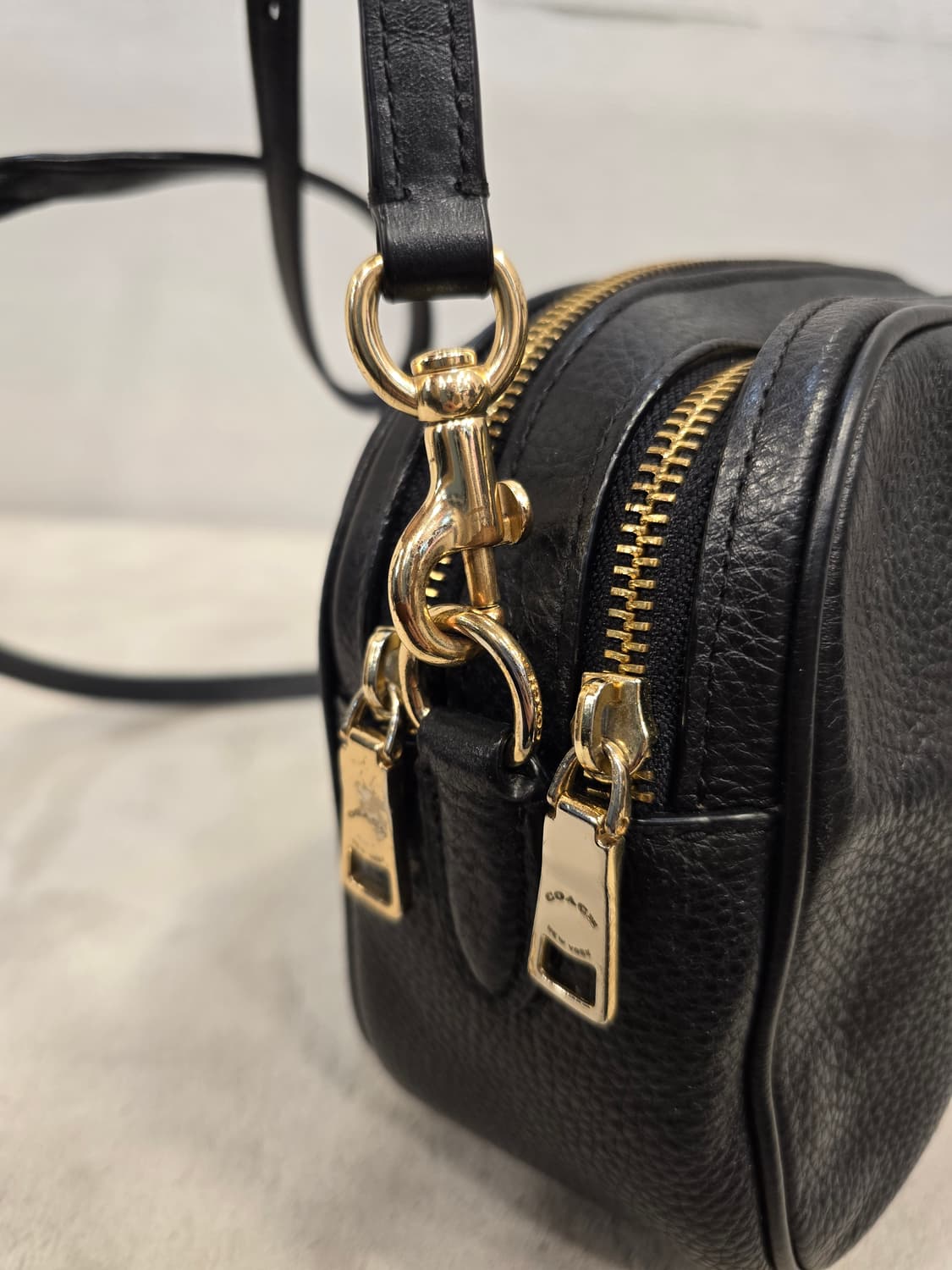 코치 제스 블랙 가죽 크로스백 가방 상품이미지5