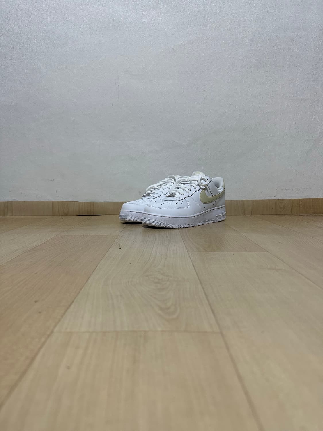 나이키 에어포스 1 화이트 라이트 카키 상품이미지1