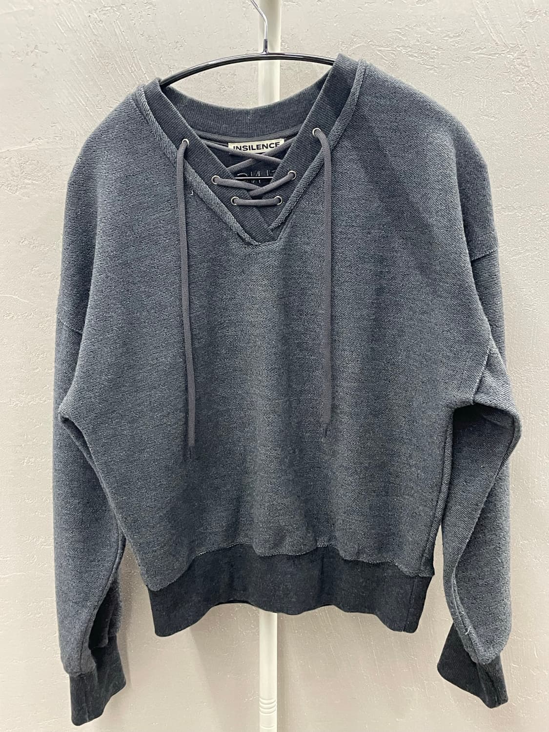 인사일런스 레이스업 스웨트셔츠 맨투맨 CHARCOAL (S) 상품이미지2