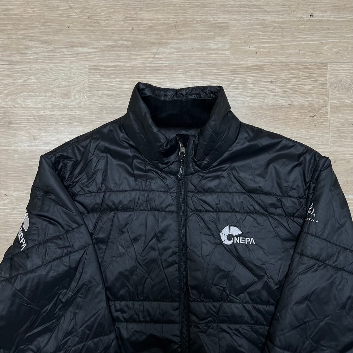 네파 자수로고 초경량패딩 점퍼 [블랙] M/95 상품이미지2