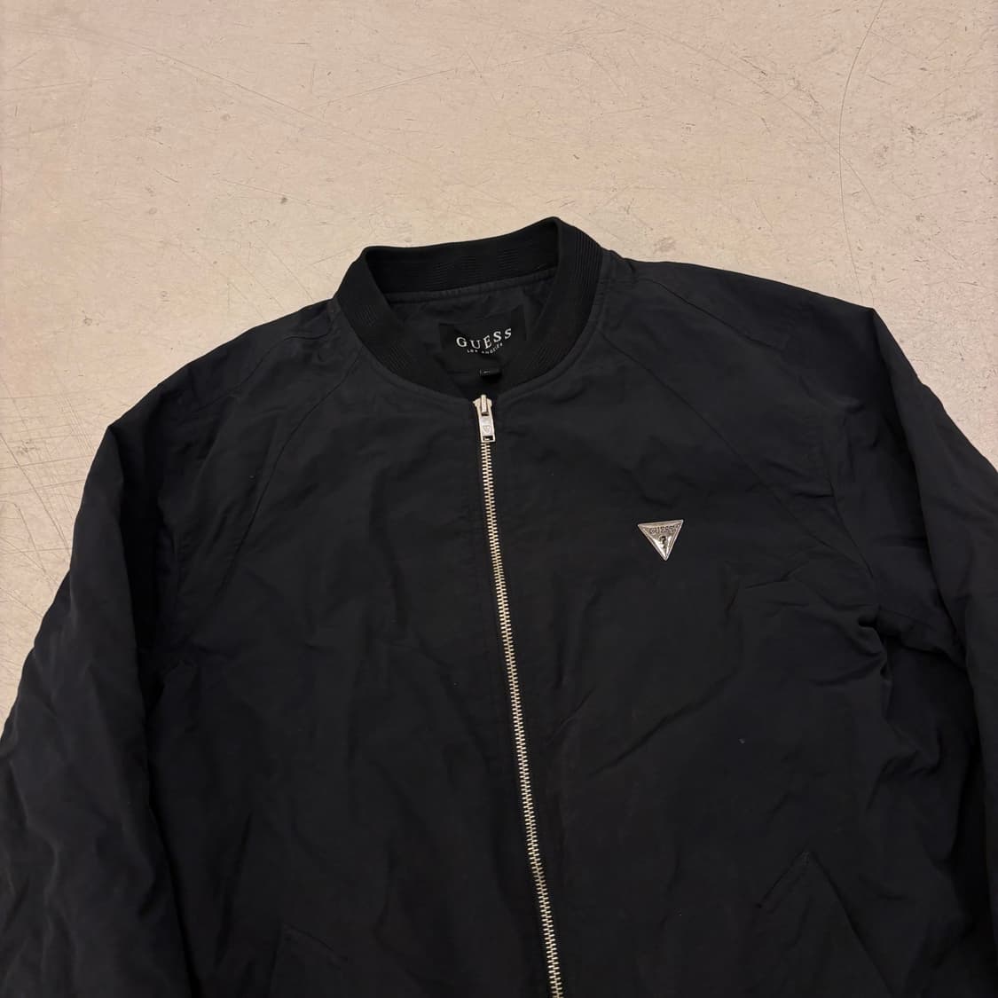 게스 스몰로고 블랙 봄버 자켓 상품이미지2