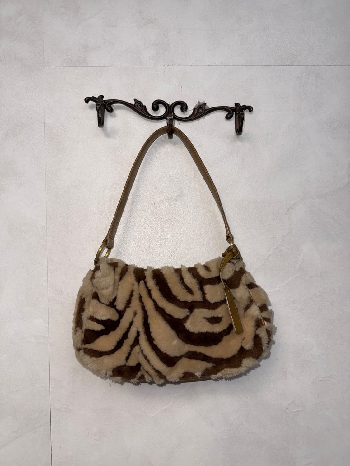 Brown zebra faux fur shoulder bag 상품이미지1