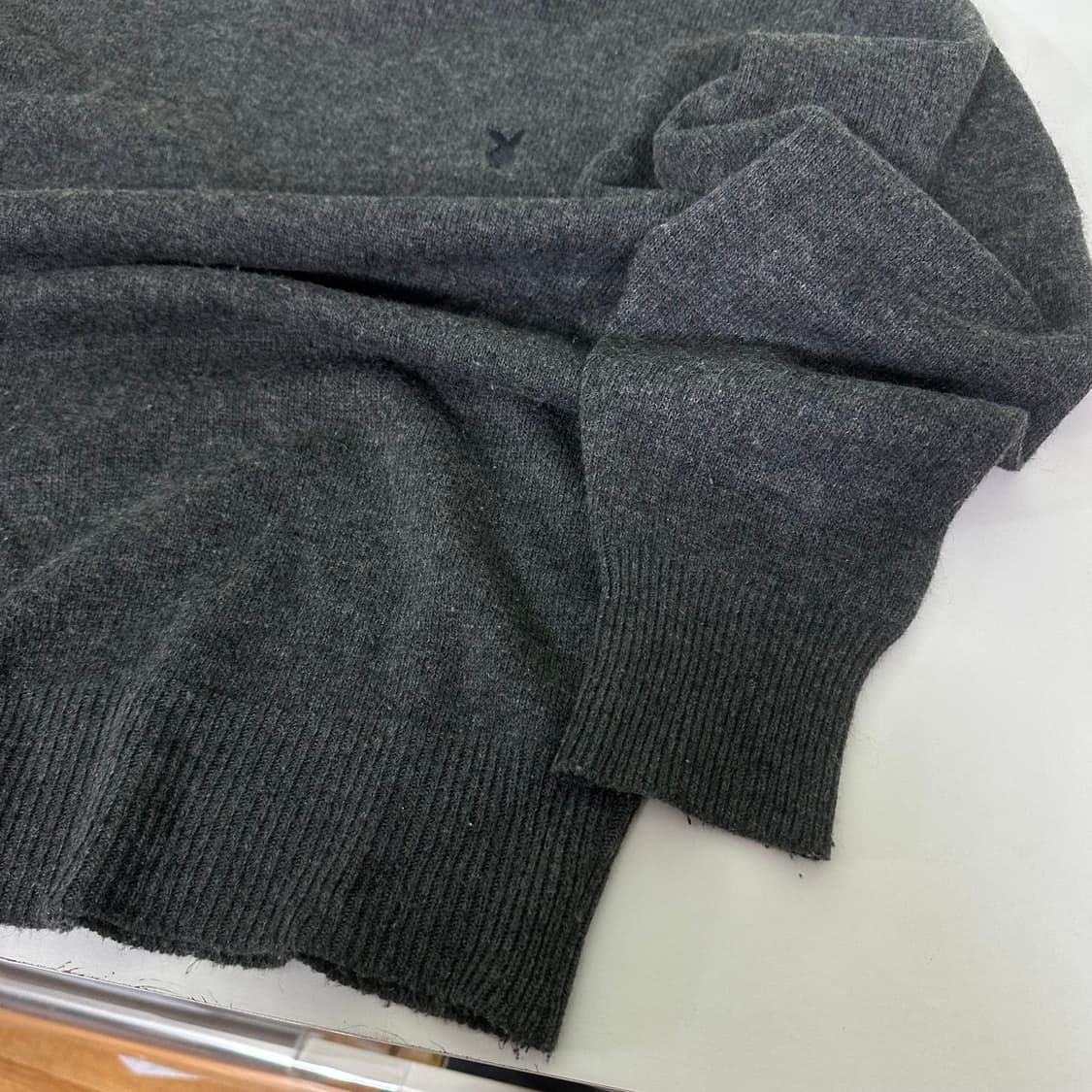 M 플레이보이 차콜 스몰로고 크루넥니트 상품이미지4