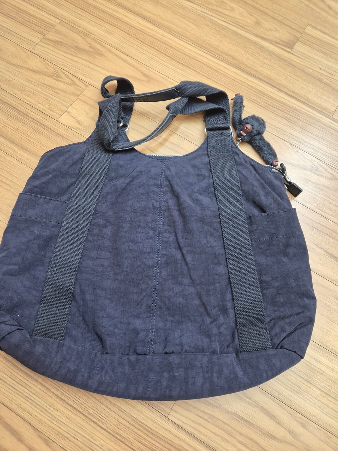 키플링 시셀리 숄더백 네이비 색상입니다. 가로 약 40cm, 세로 약 3 상품이미지2