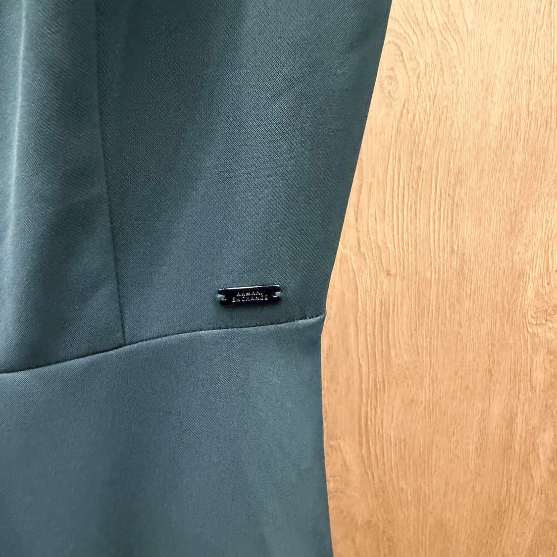 아르마니 익스체인지 슬리브리스 원피스 프론트 지퍼 메탈 로고 디테일 차콜 상품이미지6