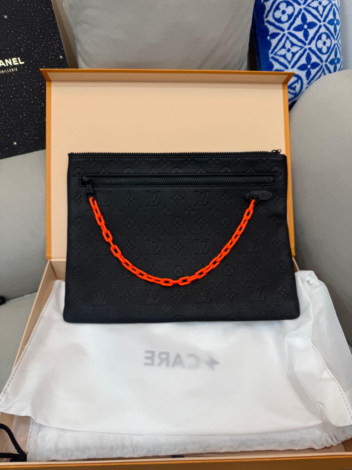 루이비통 버질아블로 쉐도우 체인 클러치  상품이미지1