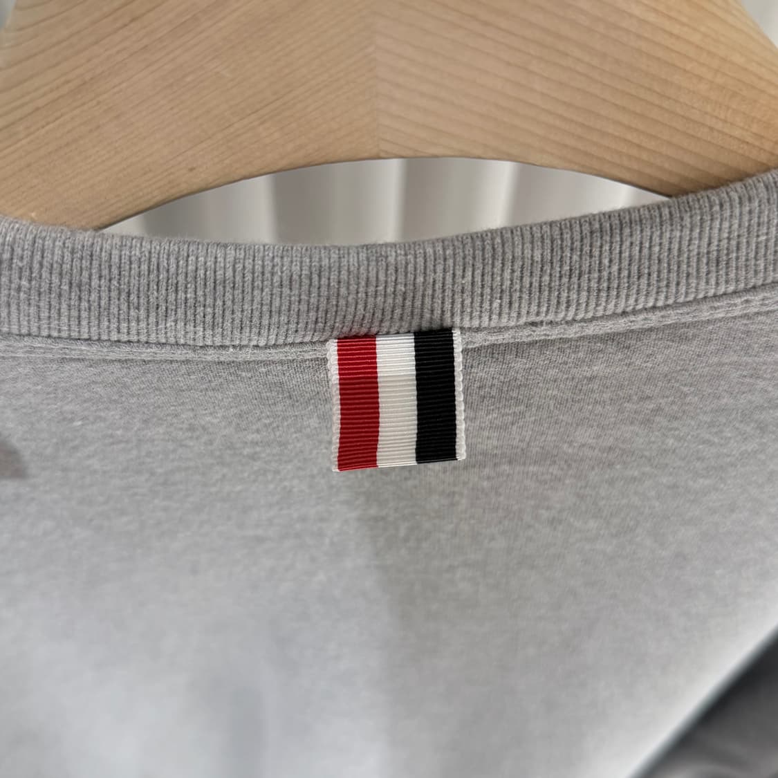 (A+/7) / 톰브라운 사선완장 클래식 그레이 맨투맨 상품이미지6