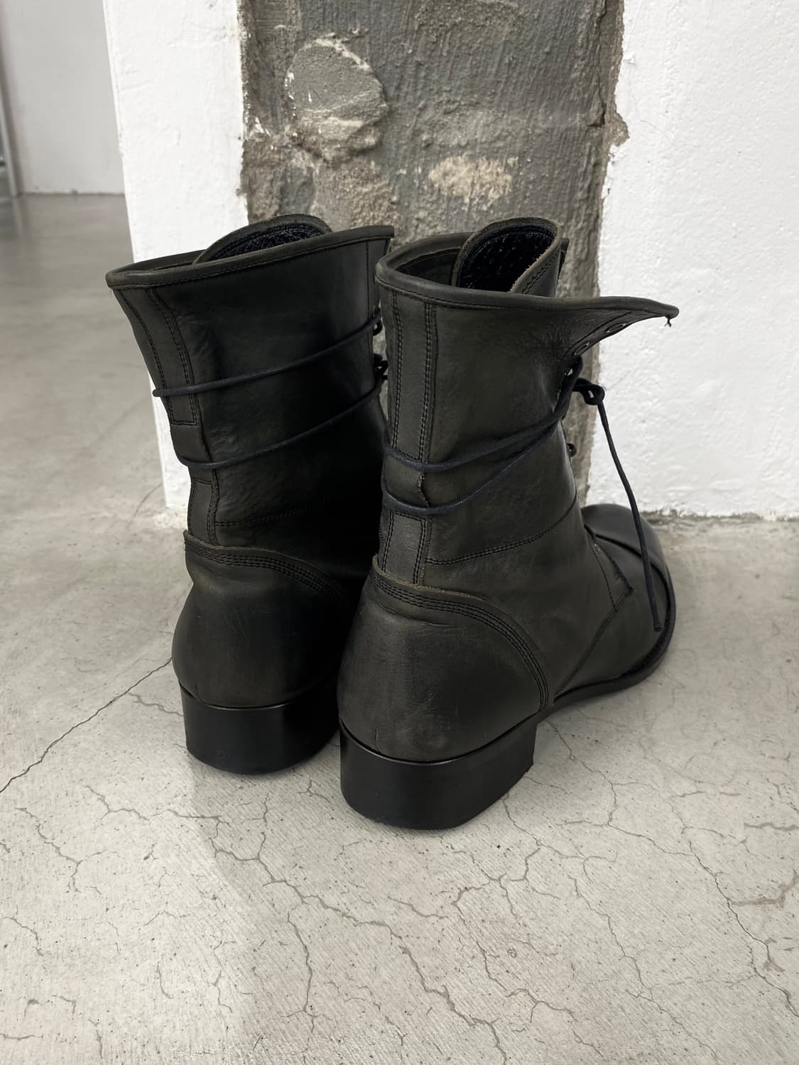 훕데두 블랙 레이스 업 레더 부츠 상품이미지5