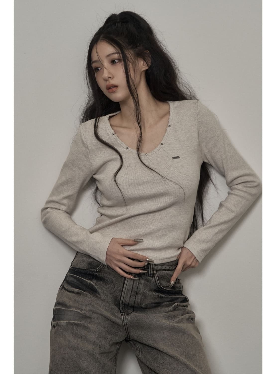 카키포인트 데미지 스터드 티셔츠 상품이미지1