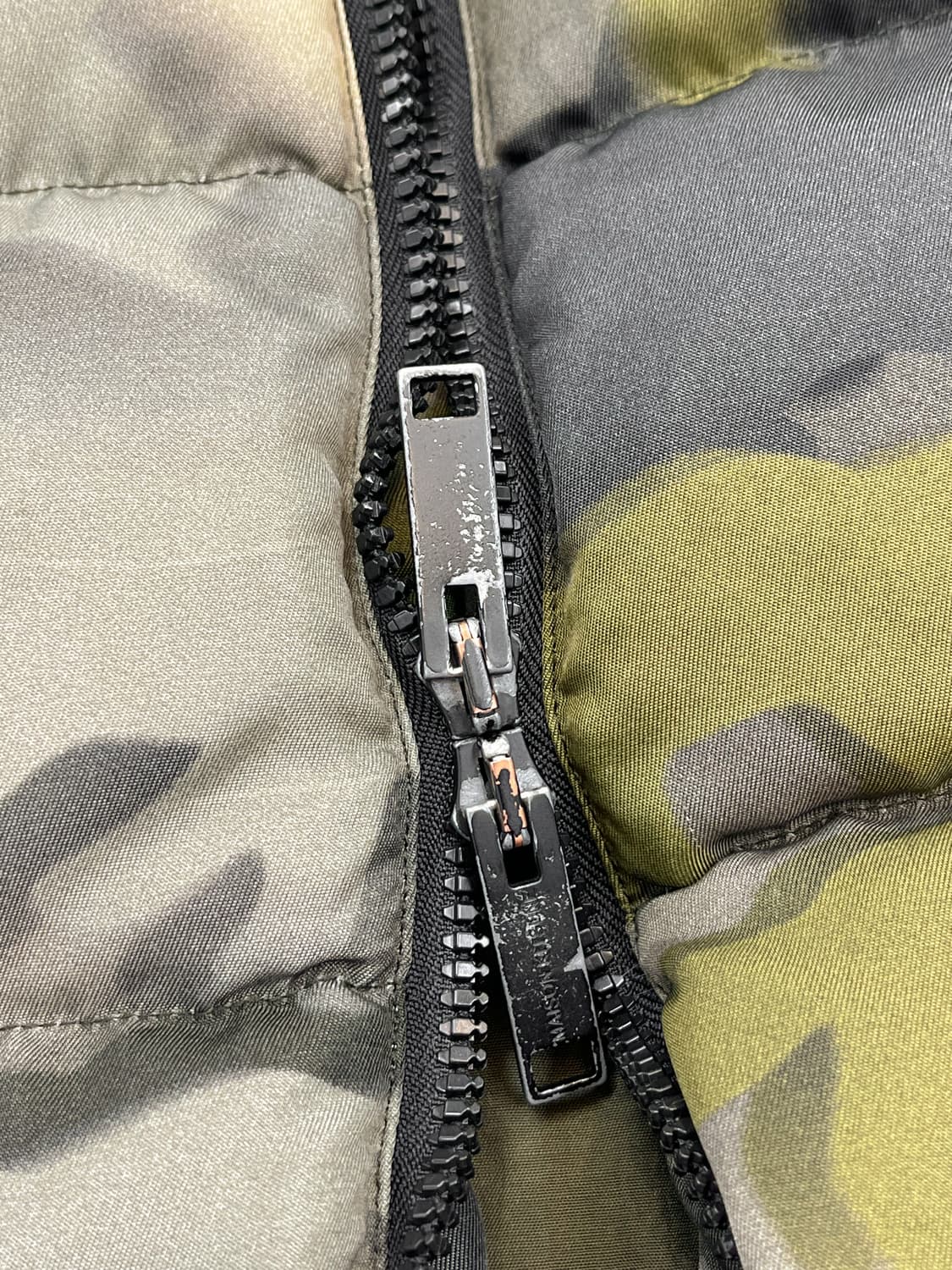 메종키츠네 20a/w 벨벳 폭스 헤드 카모 다운 상품이미지9