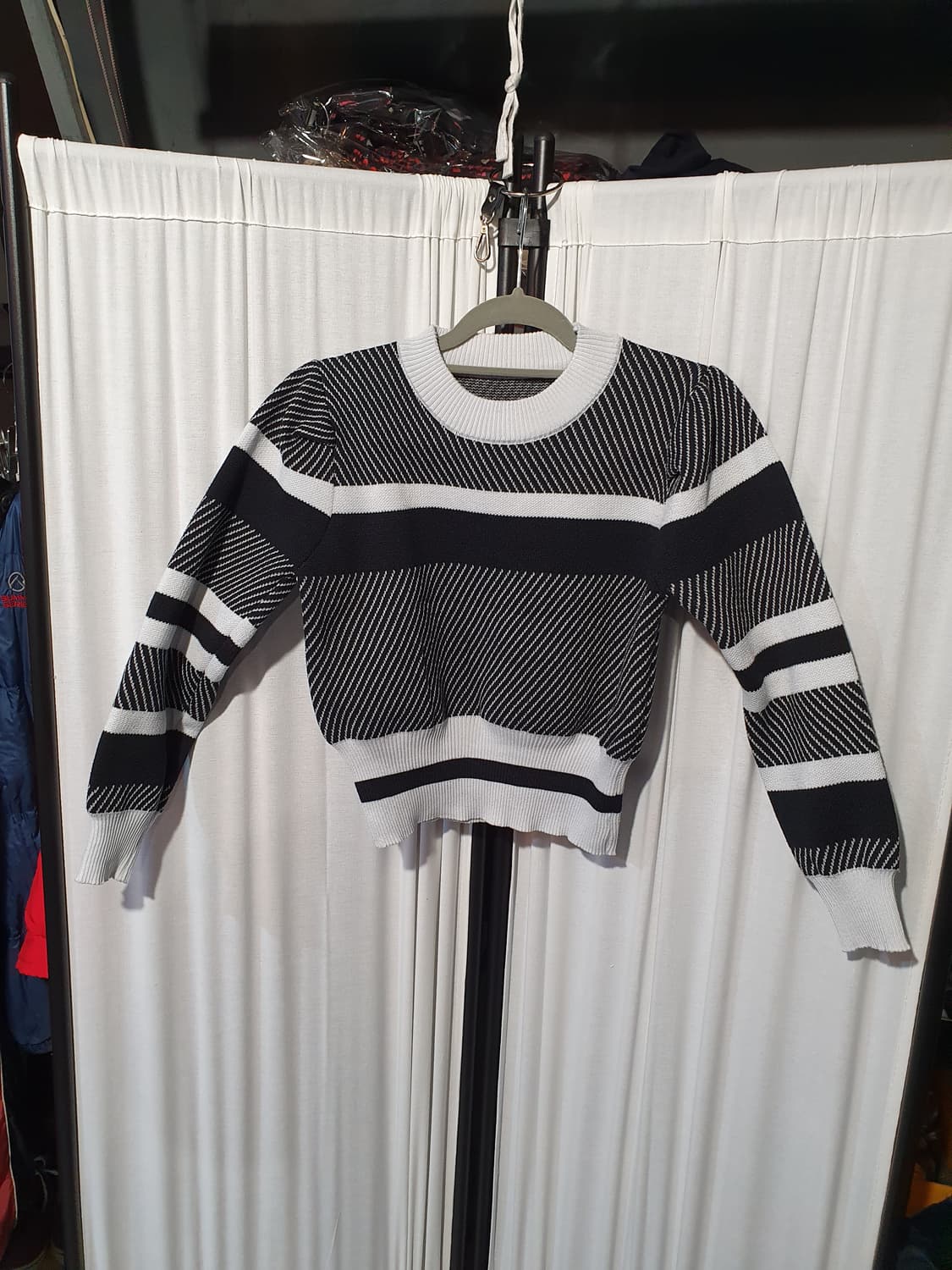 [s]블랙/화이트 스트라이프 크롭 니트 2200322 상품이미지1