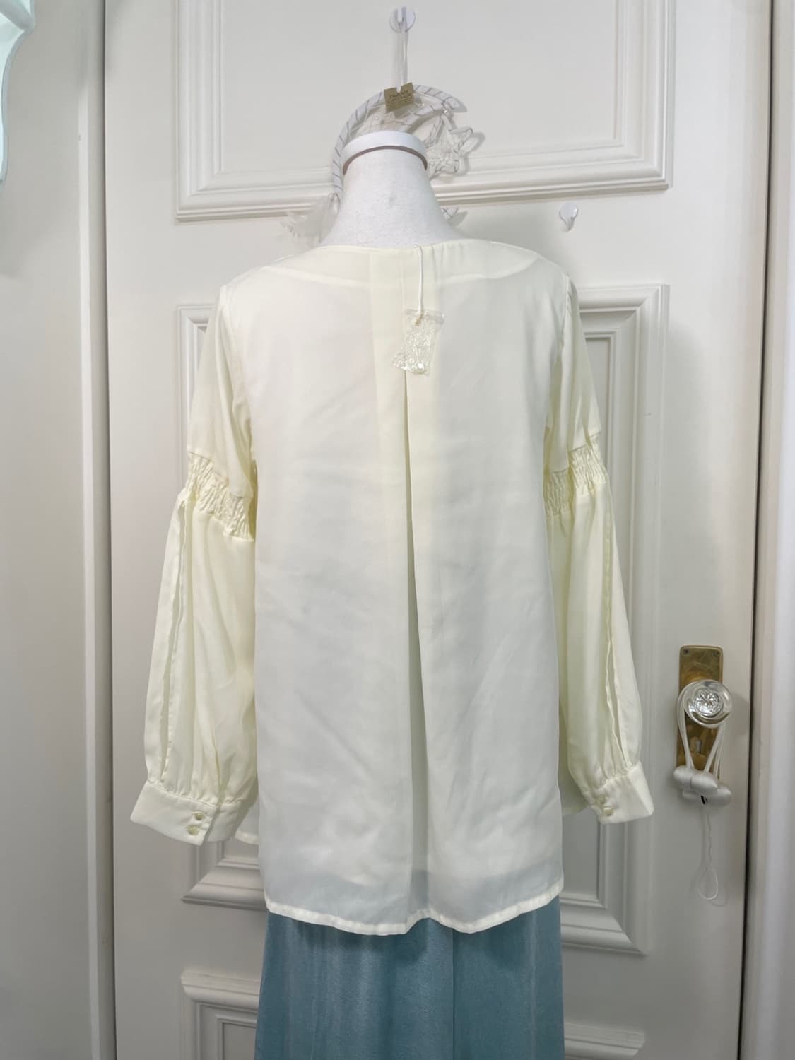 cream ivory lace-up sleeve shirring over 상품이미지5