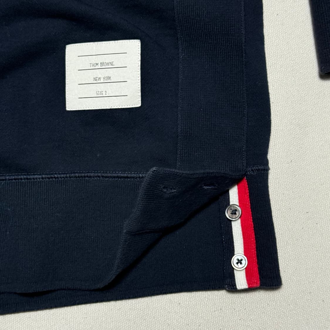 2 톰브라운 사선완장 네이비 맨투맨 상품이미지5