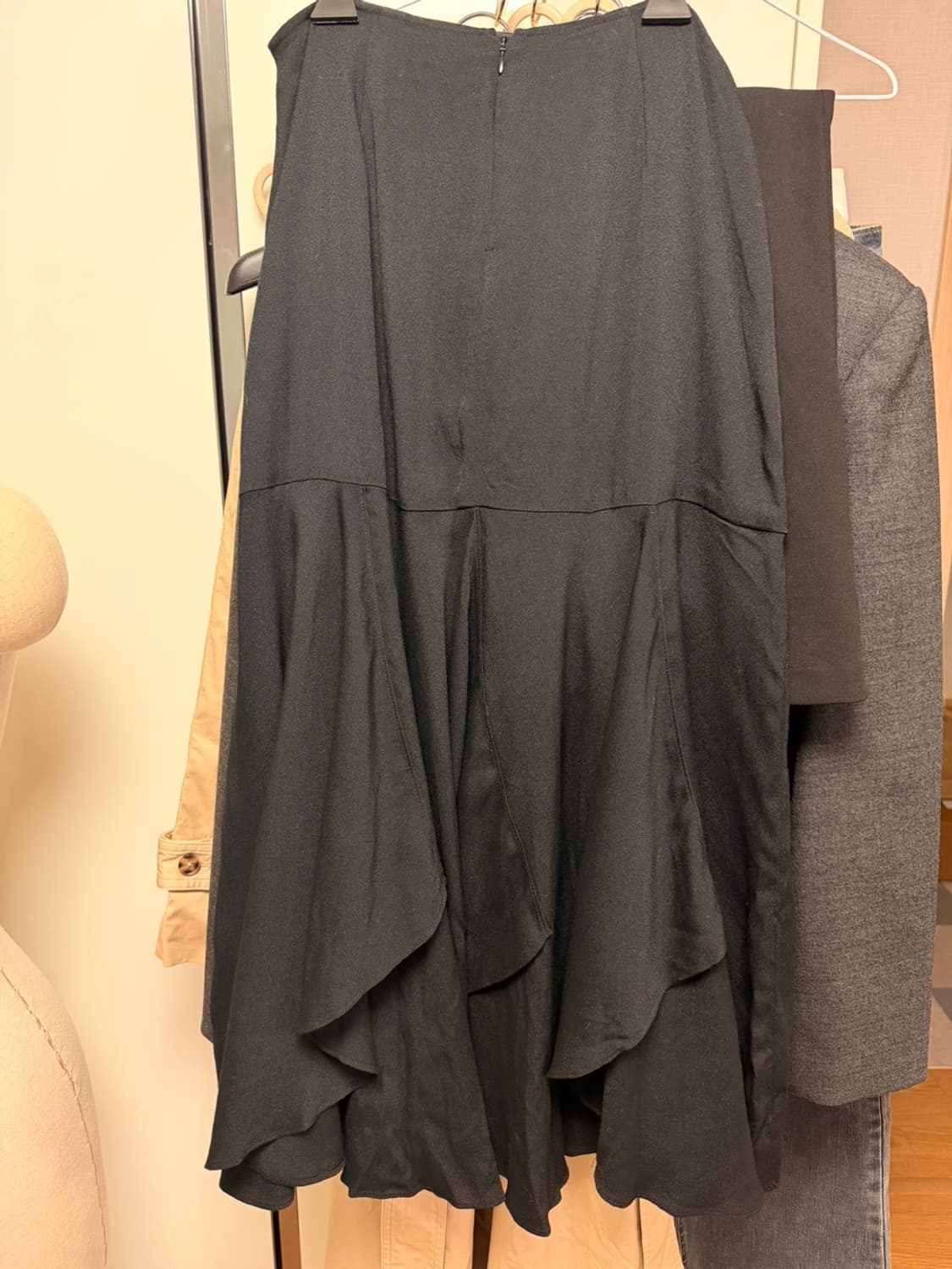 리포메이션 vida 블랙 플리츠 미디 스커트 비스코스플레어스커트 상품이미지8