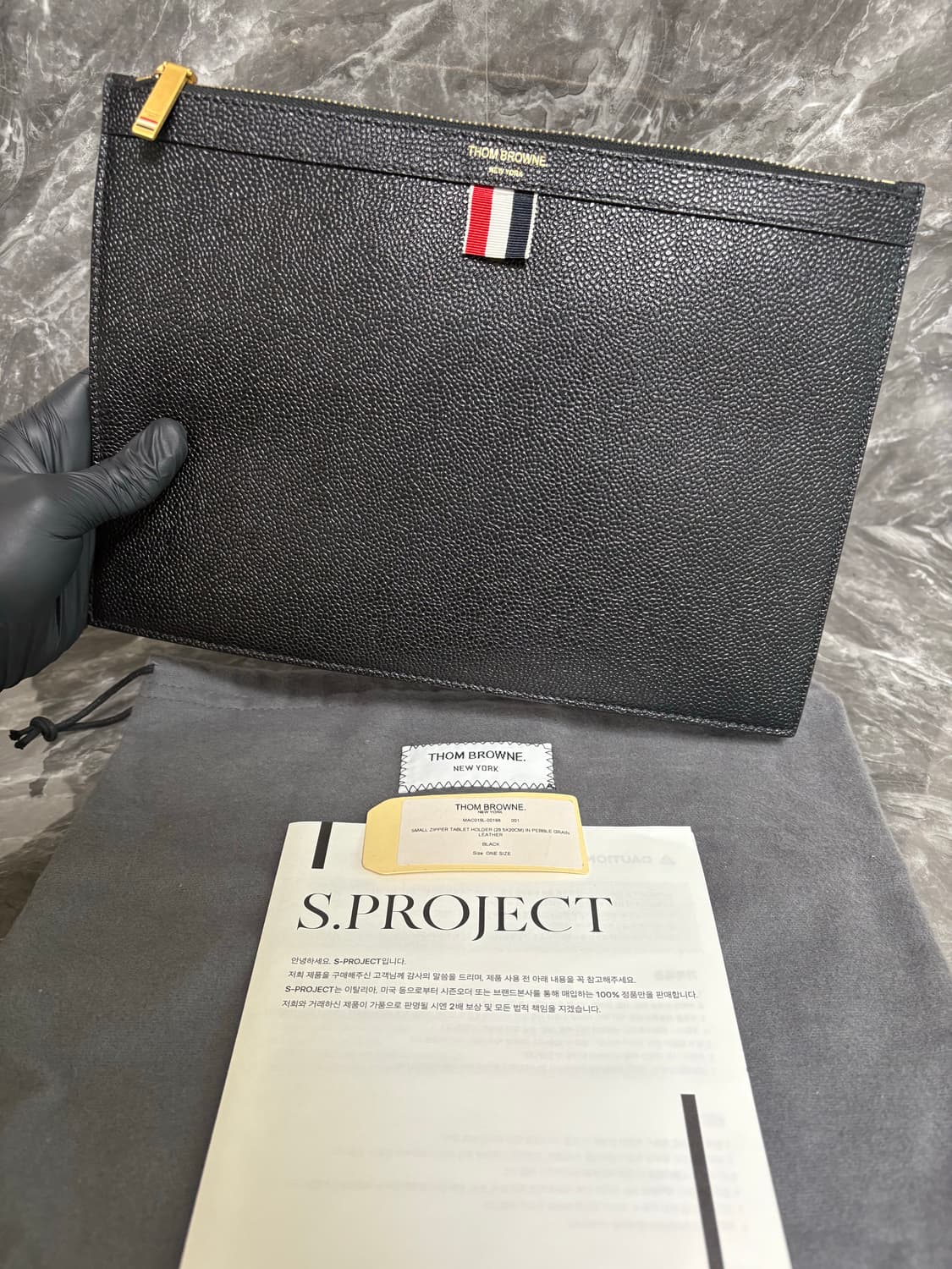 [새상품] 톰브라운 페블 그레인 카프스킨 클러치 상품이미지1