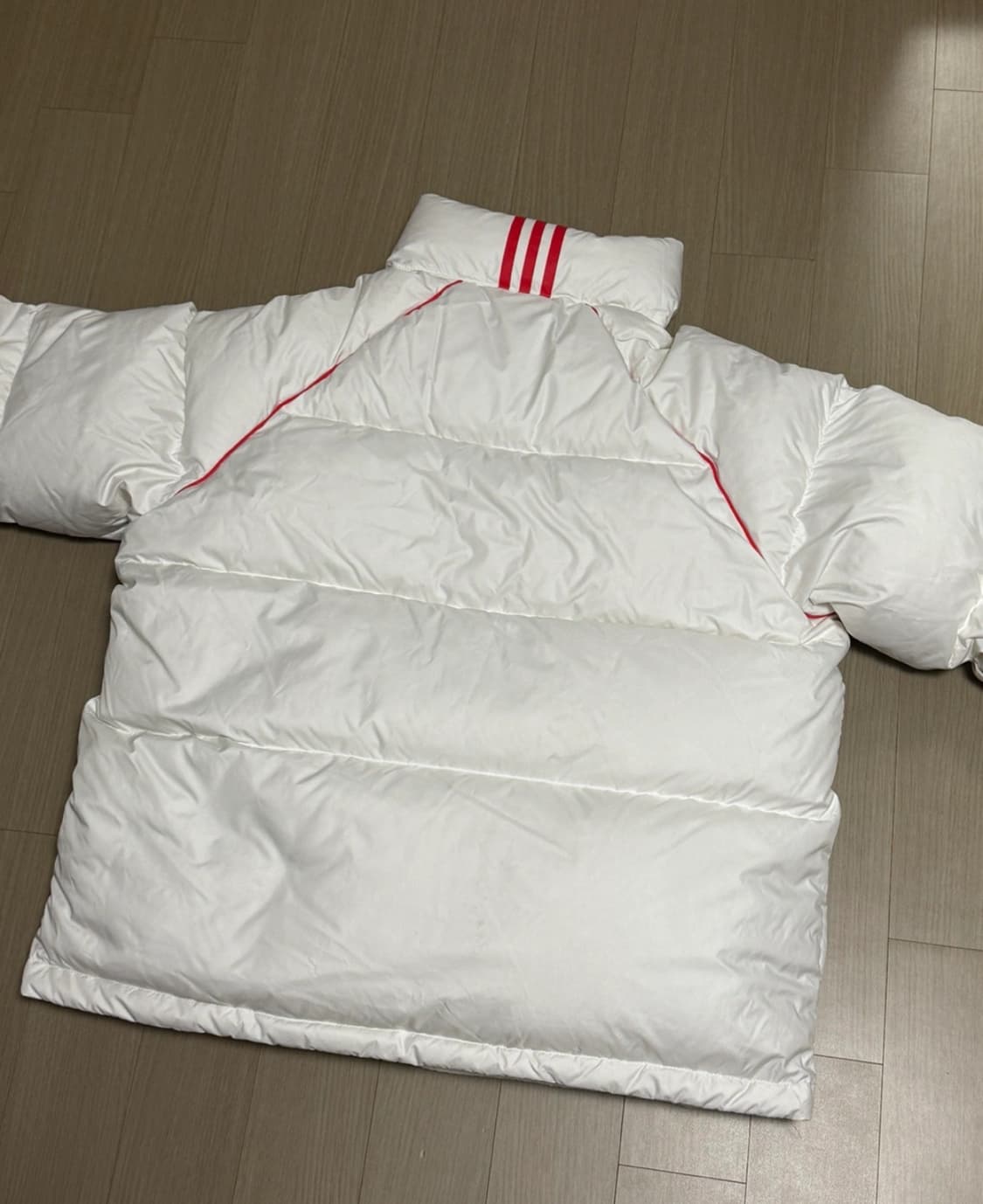 아디다스 슈퍼 퍼피 자켓 패딩 흰/빨 상품이미지2