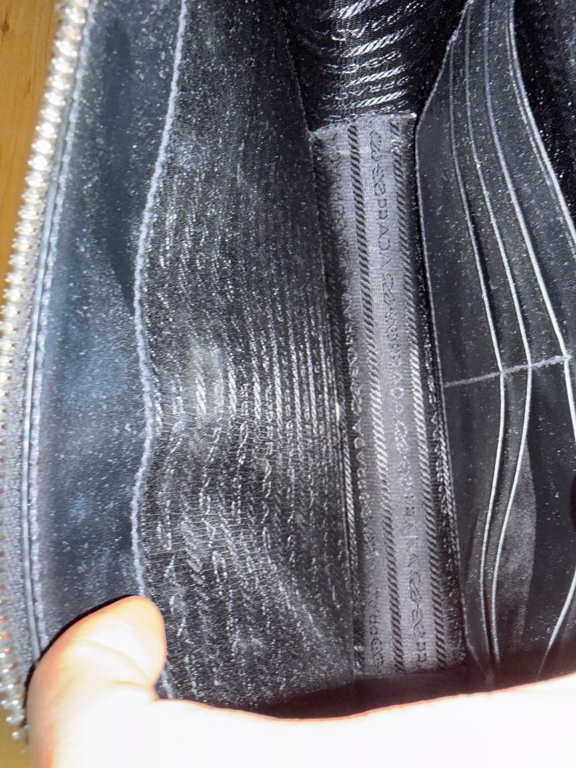 프라다 블랙 사피아노 레더 파우치 상품이미지5