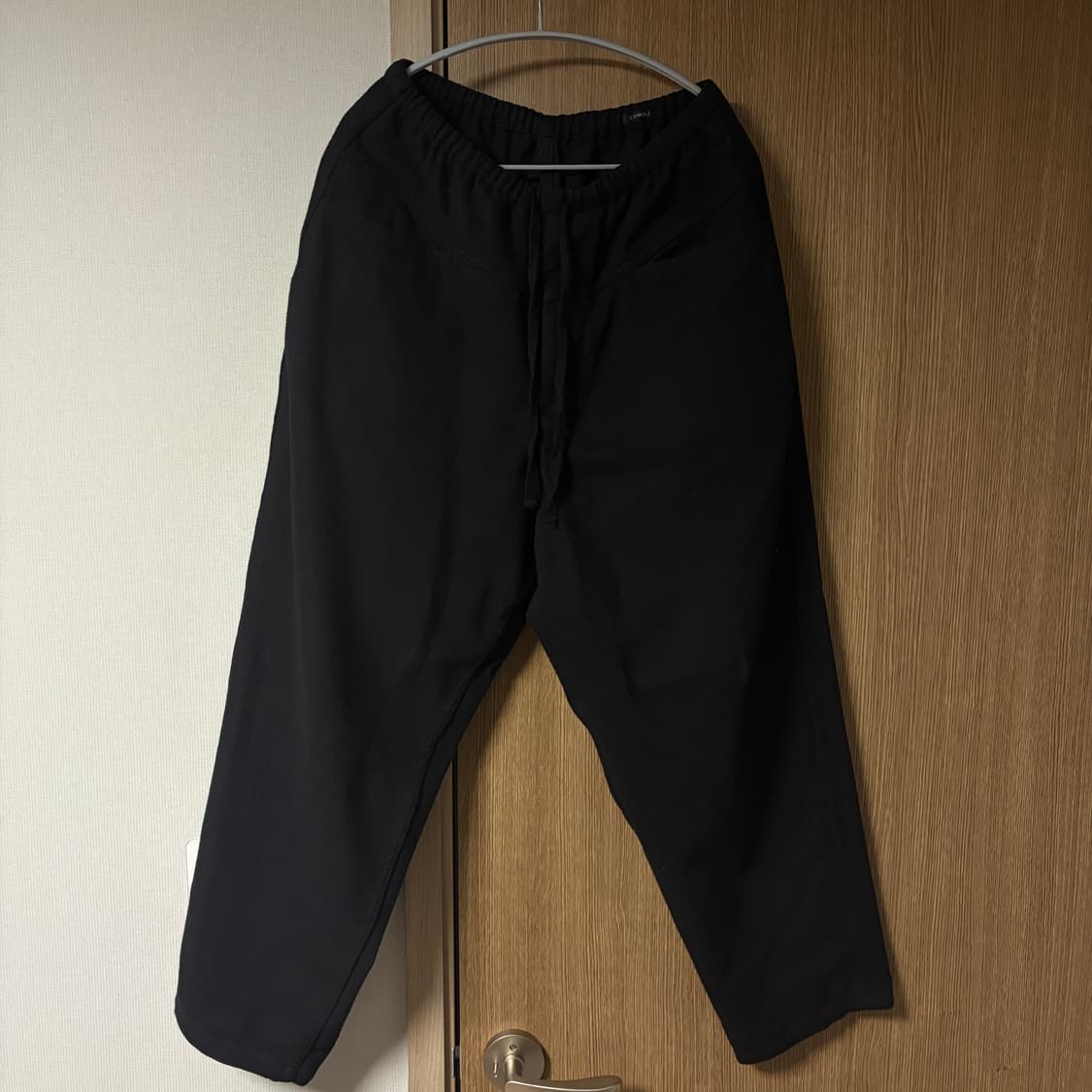 [1] 코모리 26ss 블랙드릴 테이퍼드 팬츠 상품이미지2