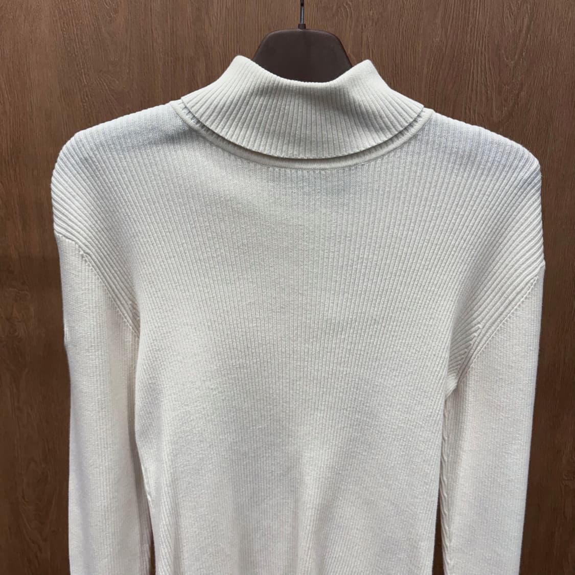 할리데이비슨 슬림핏 모크넥 긴팔 골지 니트 로고 자수 디테일 아이보리 상품이미지4