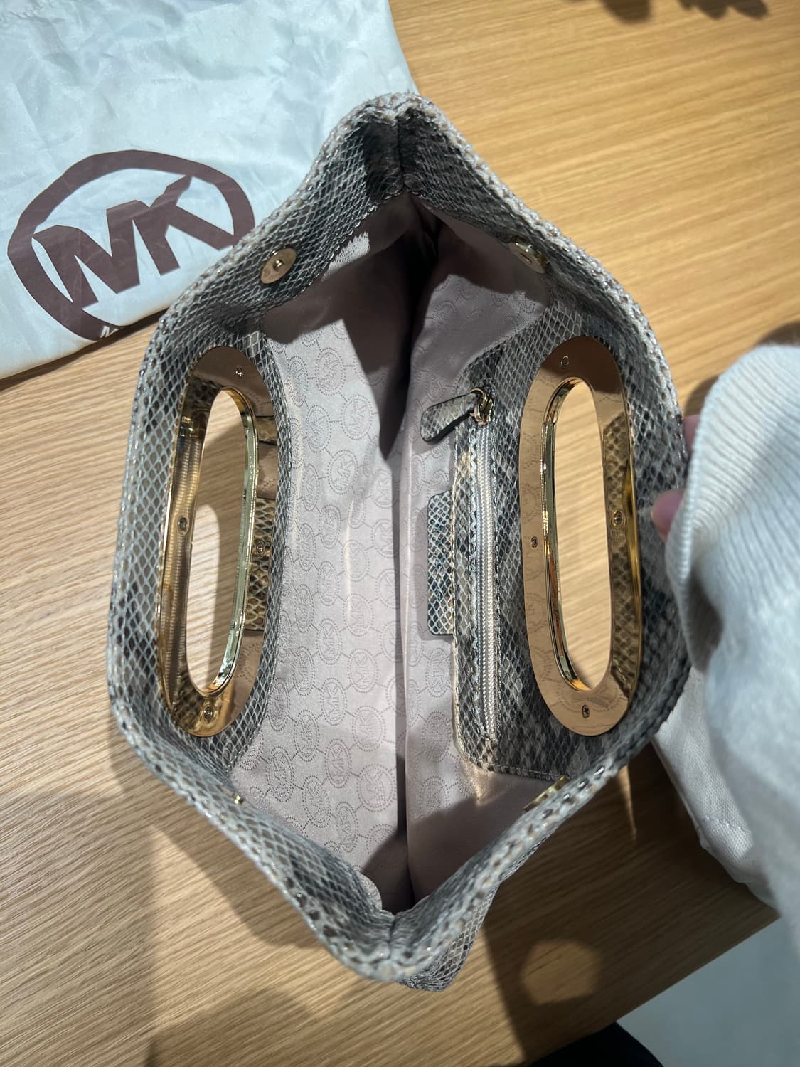 마이클코어스 클러치 상품이미지3