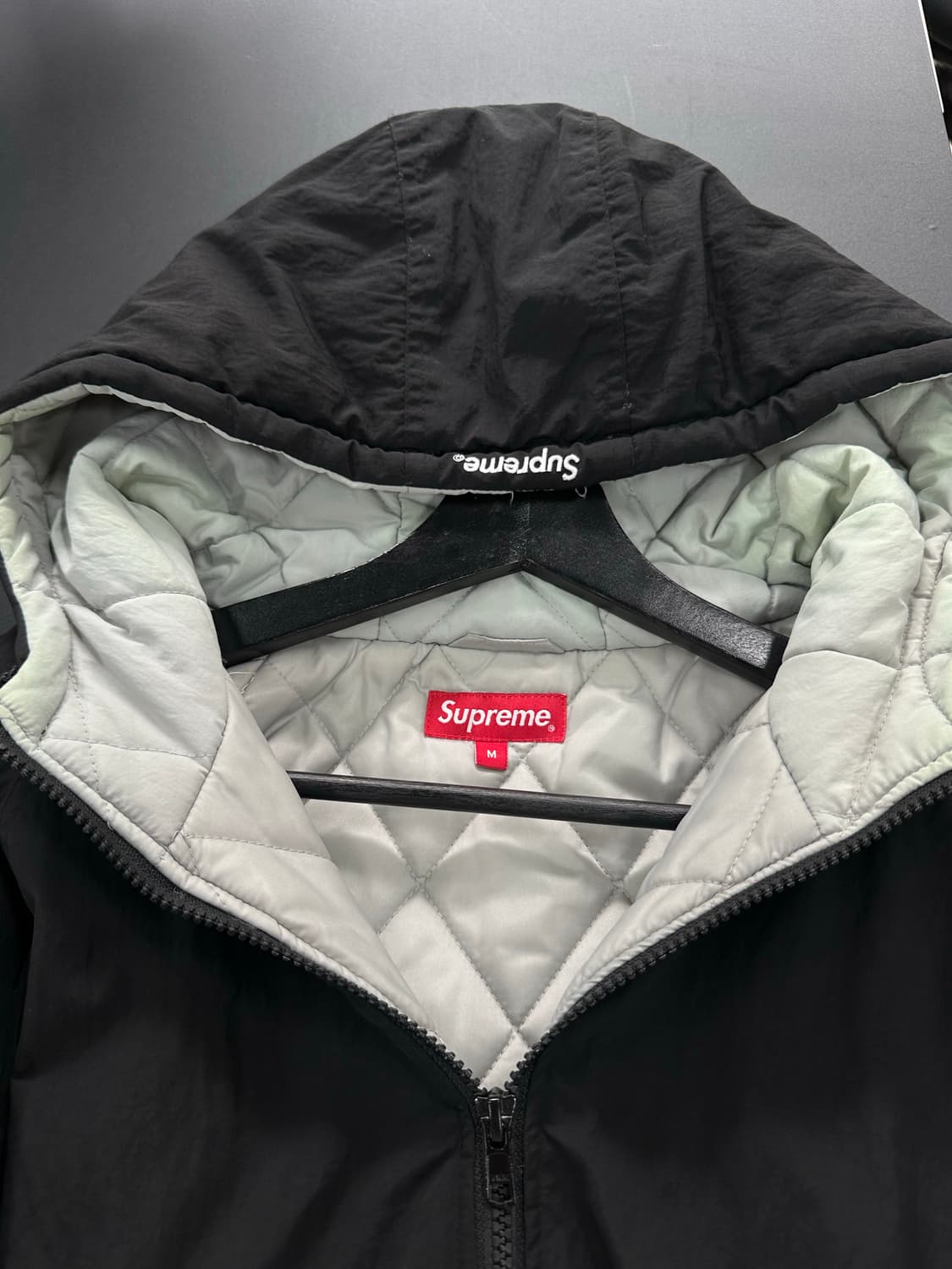 슈프림 18SS 슬리브 스크립트 사이드라인 패디드 자켓 상품이미지8