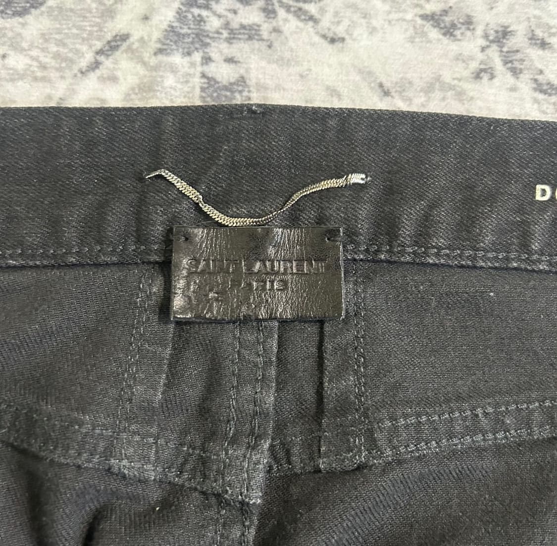 생로랑 D02 무릎 슬릿 디스트로이드 블랙 데님 상품이미지4