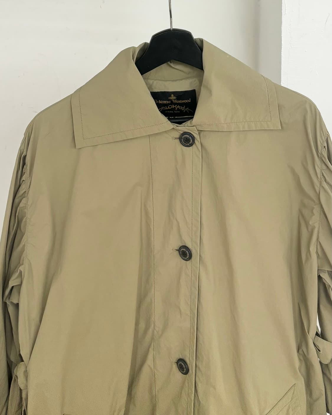 비비안 웨스트우드 카키 베이지 트렌치코트 상품이미지2