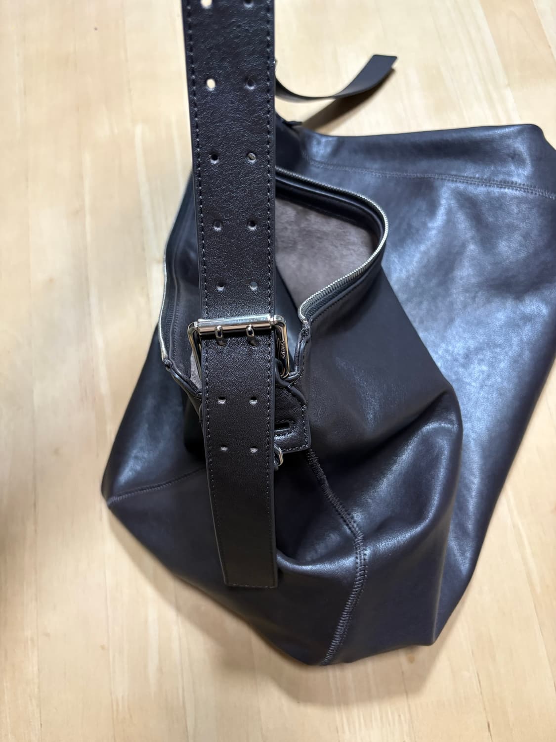 르메르 벨티드 호보백 레더 상품이미지6