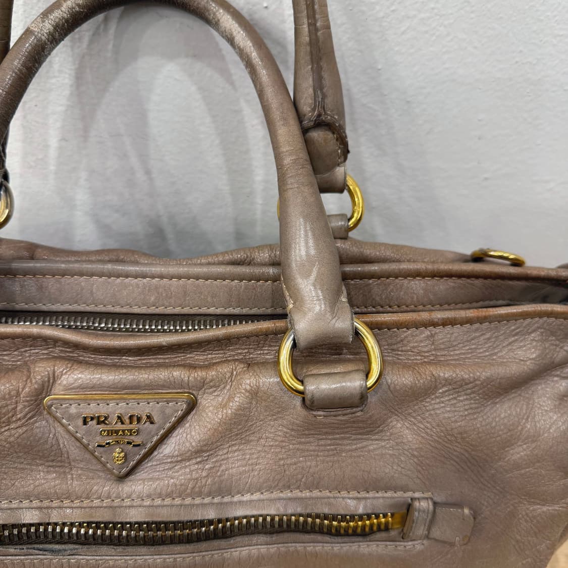 프라다 비텔로 다이노 레더 토트백 삼각 메탈 로고 플레이트 디테일 베이지 상품이미지10