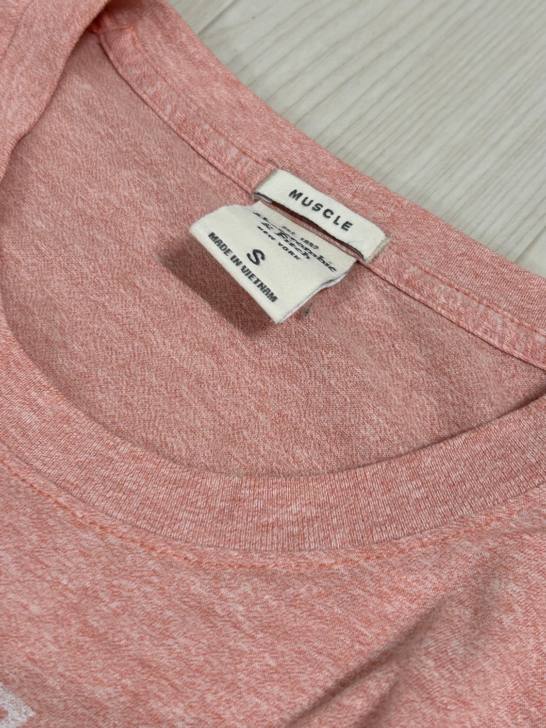 아베크롬비 화이트로고 코랄 인디핑크 반팔 상품이미지3