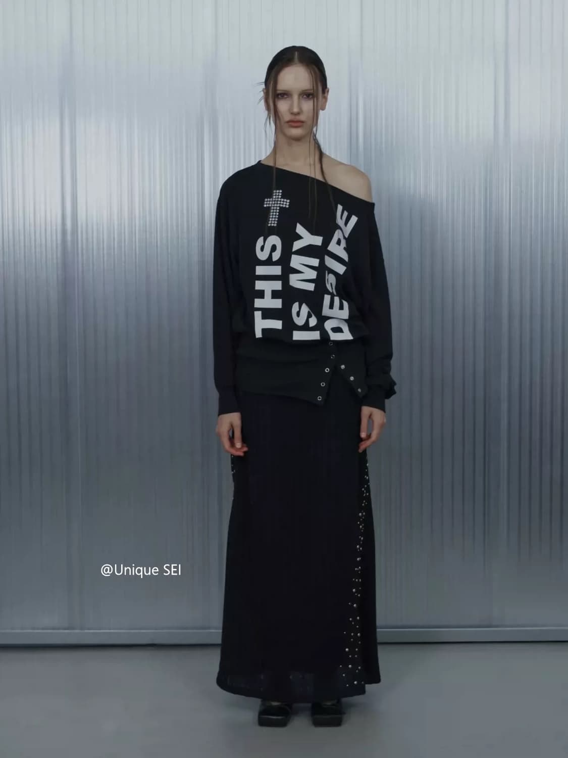 오프숄더 레터링 크로스 포인트 루즈핏 긴팔 티셔츠 상품이미지1